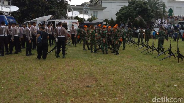 Sejumlah personil polisi berjaga di rumah duka KH Hasyim Muzadi