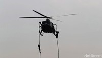 Sebagian prajurit turun dari atas helikopter TNI AL.