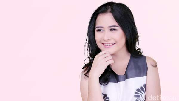 Pose Menggemaskan Prilly Latuconsina saat Pemotretan Celeb of The Month Pose Menggemaskan Prilly Latuconsina saat Pemotretan Celeb of The Month