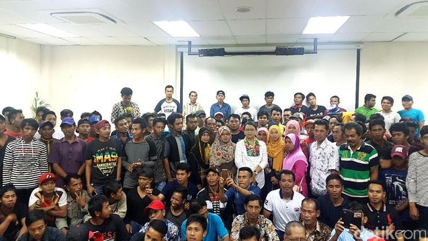 Menteri Luar Negeri Retno Marsudi dengan para TKI yang bekerja di Ladang Basir Ismail milik Kulim (Malaysia) Berhad. 