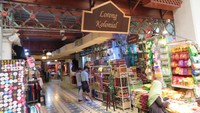 Ketika masuk, para pengunjung langsung disambut berbagai kios penjual pernak-pernik dari perak dan kayu. Berjalan ke dalam sedikit pengunjung dapat menemui berbagai lorong dengan aneka barang dagangan (Haris/detikTravel)