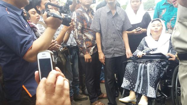 Sinta Nuriyah datang ke rumah duka KH Hasyim Muzadi / 