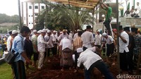 Selain itu, tenda juga dipasang di dekat lokasi baru itu.