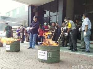 Kejari Jakut Musnahkan Barang Bukti Keping DVD Porno hingga Heroin