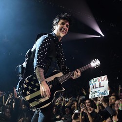 Dikira Hilang, Eh Lagi Manggung Bareng Green Day