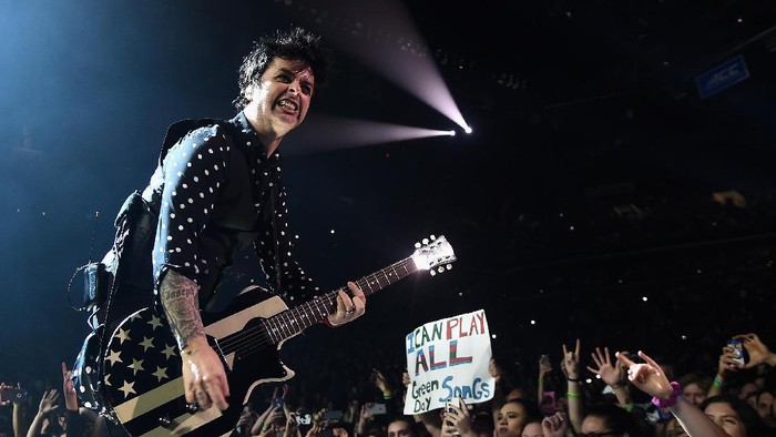 Green Day NEW YORK, NY - MARCH 15: Billie Joe Armstrong of Green Day In Concert - Brooklyn, NY at Barclays Center on March 15, 2017 in New York City. (Photo by Theo Wargo/Getty Images)