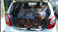 Tukang sayur di daerah Cikoneng, Ciamis, Jawa Barat menjajakan sayurnya dengan mobil Agya berwarna putih. Terlihat di foto, aneka sayur itu disimpannya di bagasi mobil. Ada singkong dan sayuran lainnya. Foto: Panji Kusumah