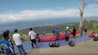 Persiapan jelang lepas landas saat kejuaraan Paralayang TROI 2016, di Gunung Tumpa, Manado, Sulawesi Utara. Merupakan bakal lokasi Seri I Piala Dunia Ketepatan Mendarat Paralayang (PGAWC) 2017, 17-19 Maret mendatang. Pool/Okke Gania.