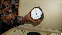 1 Set aksesoris yang terdiri dari, 1 jam tangan Rolex Sky Dweller, 1 buah jam meja Rolex Desk Clock 8235, 1 pasang manset emas merek Chopard, 1 buah ballpoint emas merek Chopard dan 1 buah tasbih.