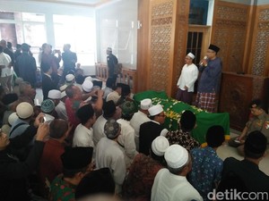 Jenazah KH Hasyim Muzadi Disalatkan di Masjid Ponpes Al-Hikam