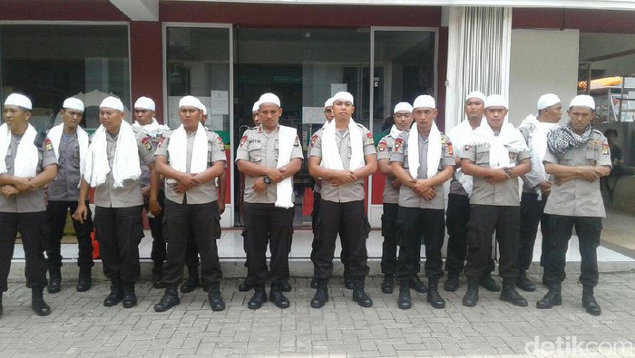 Polisi Berpeci dan Bersorban Berjaga di Rumah Duka KH Hasyim Muzadi