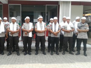 Polisi Berpeci dan Bersorban Berjaga di Rumah Duka KH Hasyim Muzadi