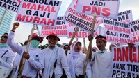 Para perawat membentangkan poster-poster tuntutan.