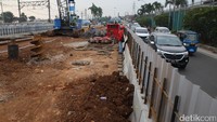 Flyover Cipinang Lontar juga akan berada di atas perlintasan kereta api tersebut.