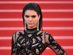 10 Gaun Transparan Selebriti yang Paling Ikonik
