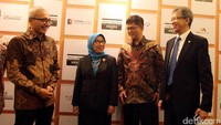 Komisioner OJK Nurhaida berbincang dengan Direktur Utama Bahana TCW Investment Management Edward Lubis di dampingi oleh Direktur Investor Relation & Ekonom Bahana TCW Budi Hikmat, pada acara penganugerahan Reksa Dana Terbaik 2017, Kamis (16/03/2017), di Jakarta.