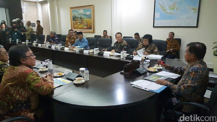 JK Pimpin Doa untuk KH Hasyim Muzadi Sebelum Rapat Kerja