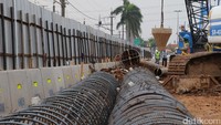 Volume kendaraan di pertigaan ini kerap padat cenderung macet karena sejajar dengan perlintasan kereta api.