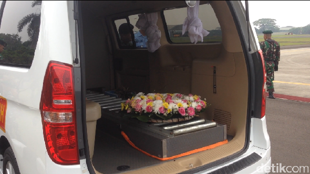 Ambulans yang disiapkan untuk mengangkut jenazah KH Hasyim Muzadi di Lanud Halim
