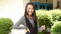 Pesinetron berusia 18 tahun itu tampil dengan overall hitam-putih dan sneakers putih. Pool/Noel/detikFoto.