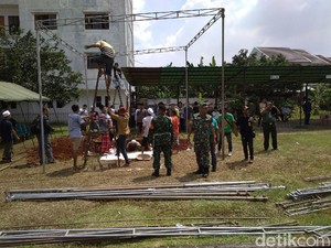 TNI Bantu Persiapan Pemakaman Kiai Hasyim Muzadi di Depok