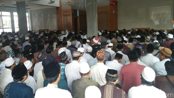 Tahlil di Masjid Al Hikam Malang