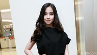 Agatha tampil stylish dengan blus hitam-krem, celana panjang dan sendal coklat. Pool/Palevi S/detikFoto.