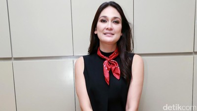 Luna Maya Tampil Fresh and Flawless