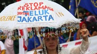 Nelayan, aktivis dan mahasiswa berunjukrasa di depan Gedung PTUN Jakarta, Jalan Sentra Primer Baru, Jakarta, Kamis (16/3/2017).