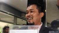 Boyamin Saiman memperlihatkan surat laporannya sebelum diserahkan ke MKD.