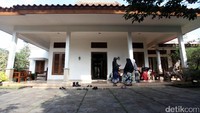 Para pelayat mulai berdatangan. 