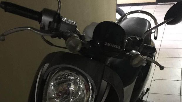 Barang bukti Honda Scoopy diamankan polisi.