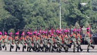 Atraksi kolone senapan merupakan kolaborasi gerakan baris berbaris dan teknik memainkan senjata.