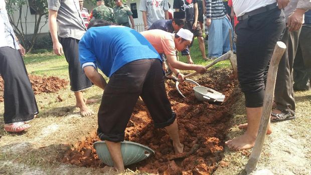 Para santri menggali tanah di sekitar Kompleks Ponpes Al Hikam