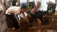 Saat ini, lokasi kuburan di dekat Masjid sudah mulai digali, Kamis (16/3/2017).