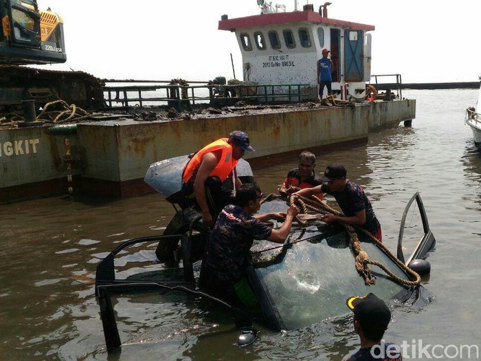 Dugaan Polisi soal Mobil dan Motor Sesajenyang Diceburkan ke Sungai