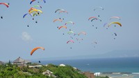 Olahraga dirgantara Paralayang kembali semarak di tanah air, dengan digelarnya Seri I Piala Dunia Ketepatan Mendarat Paralayang (PGAWC) 2017, 17-19 Maret mendatang di Gunung Tumpa, Manado, Sulawesi Utara. Foto dokumentasi saat pembuatan rekor MURI (Musium Rekor Indonesia) terbang bersama 110 Paralayang di Gunung Timbis, Nusa Dua, Bali, Oktober lalu. Pool/Tagor Siagian/Lassak Imaji.