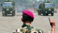 Kendaraan tempur dan beragam alutista milik Korps Marinir juga dikeluarkan.
