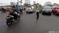 Polisi mengarahkan pengendara ke jalur berlawanan untuk menuju Jakarta.