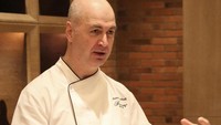 Chef Antonio Facchinetti berasal dari restoran Prego di Fairmont Singapura. Chef kelahiran Italia ini ahli meracik hidangan Italia terutama pasta segar.