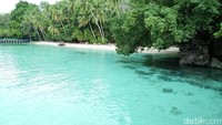 Saat pagi hari traveler akan dibuai oleh sunrise eksotis dan suara cendrawasih yang bersahutan di pantai ini. Deburan ombak yang tenang juga tak mau kalah untuk memanjakan mata (Bonauli/detikTravel)