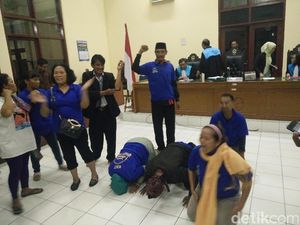 PTUN Cabut Izin Reklamasi Pulau F, Nelayan Sujud Syukur