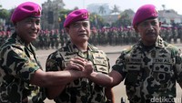 (Ki-ka) Mayjen TNI Bambang Suswantono, KSAL Laksamana TNI Ade Supandi, dan Mayjen TNI Trusono melakukan salam komando.