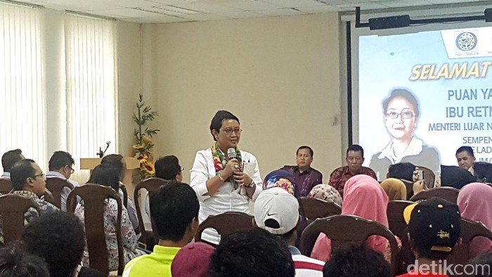 Blusukan ke Perkebunan Sawit, Menlu Ingin Pastikan Perlindungan TKI