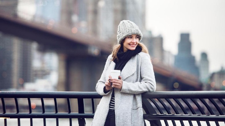 Hasil gambar untuk Coat atau Mantel pada saat musim dingin