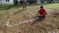 Para santri menyiapkan makam untuk KH Hasyim Muzadi, Kamis (16/3/2017).