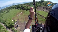 Seorang peserta kejuaraan Paralayang TROI 2016 jelang mendarat di Desa Tiwoho, Kecamatan Wori, Kabupaten Minahasa Utara, Sulawesi Utara. Bakal lokasi pendaratan Seri I Piala Dunia Ketepatan Mendarat Paralayang (PGAWC) 2017, 17-19 Maret mendatang. Pool/Perkumpulan Paralayang Minahasa.