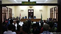 Memutuskan mengabulkan seluruh permohonan pihak penggugat 2 (Walhi). Mencabut SK Gubernur DKI Jakarta tentang Reklamasi Pulau K oleh PT Jaya Ancol, kata ketua majelis hakim PTUN Jakarta, Adhi Budhi Sulistyo, di gedung PTUN Jakarta, Jalan Sentra Primer Baru, Jakarta, Kamis (16/3/2017).