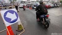 Contraflow diberlakukan pada pagi hari, pukul 06.00-08.00 WIB, dan sore hari, pukul 16.00-18.00 WIB. 