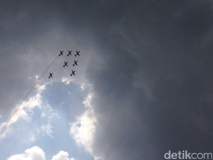 Atraksi 7 Pesawat Jupiter di Langit Medan Disambut Meriah